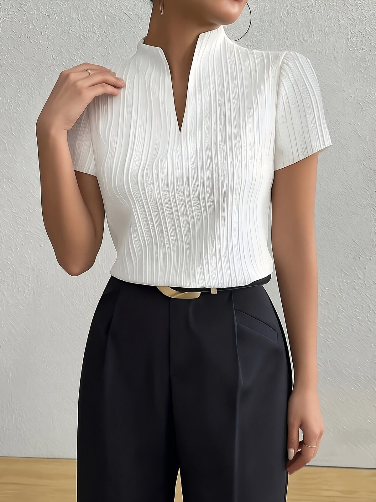 Chemise grande taille, col V, manches courtes, gros plan