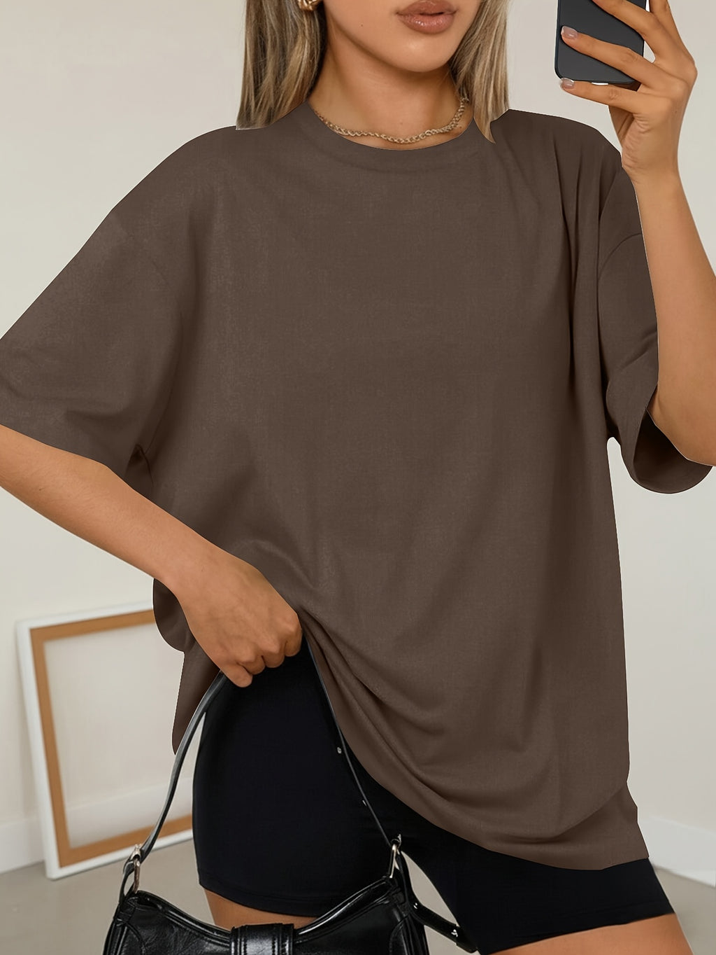 T-shirt grande taille, coupe ample, manches courtes, esprit sportif, détail du col