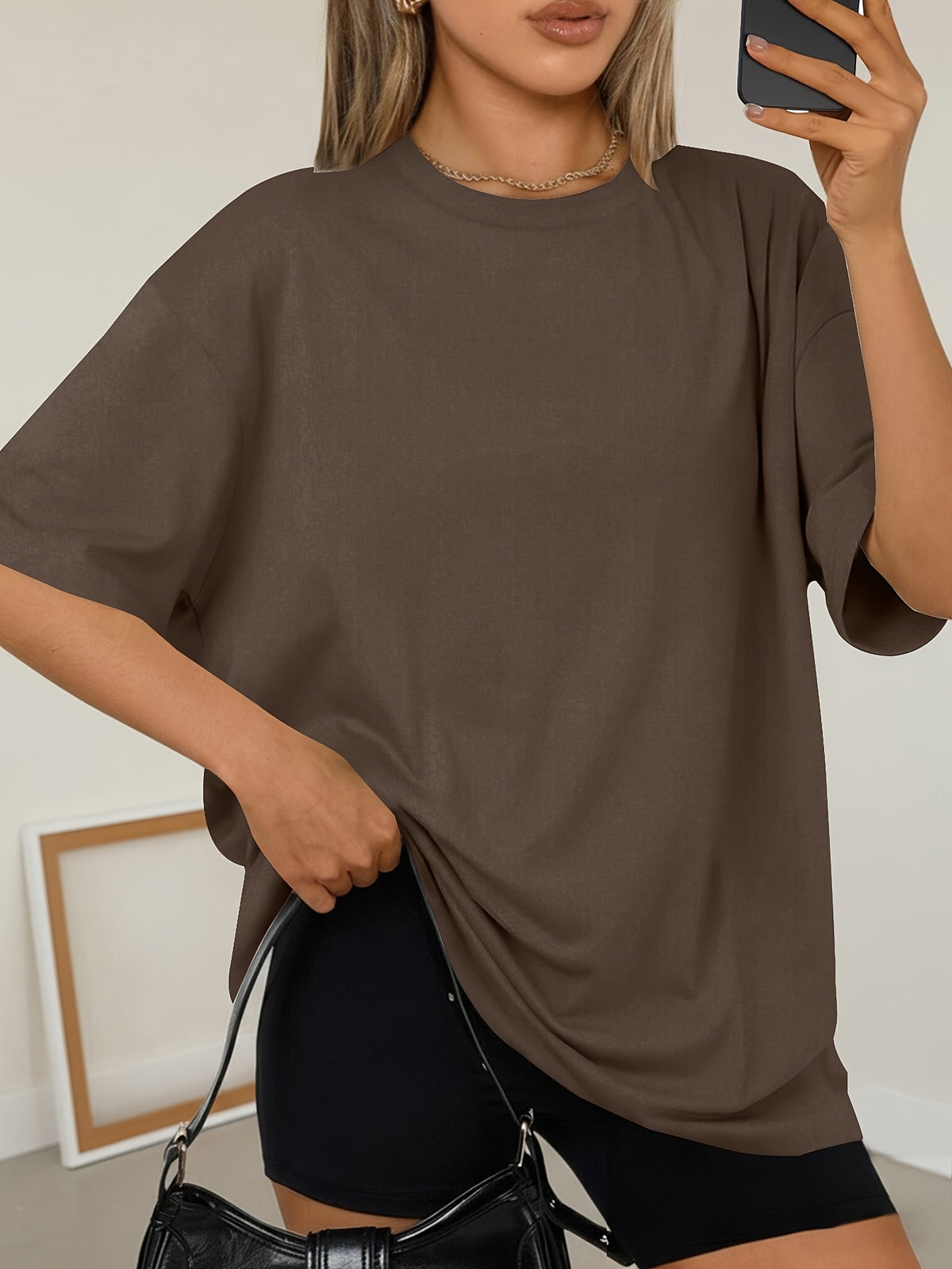 T-shirt grande taille, coupe ample, manches courtes, esprit sportif, détail du col