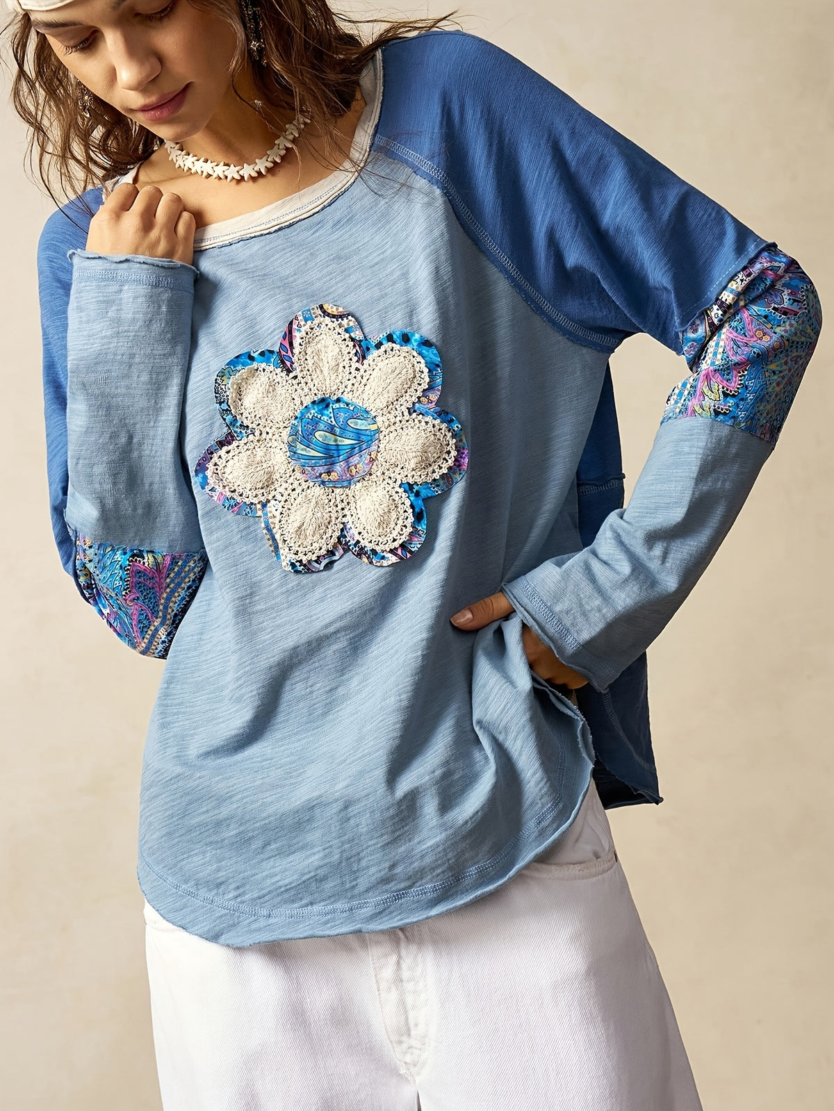 T-shirt grande taille, col rond, manches longues, mise en situation