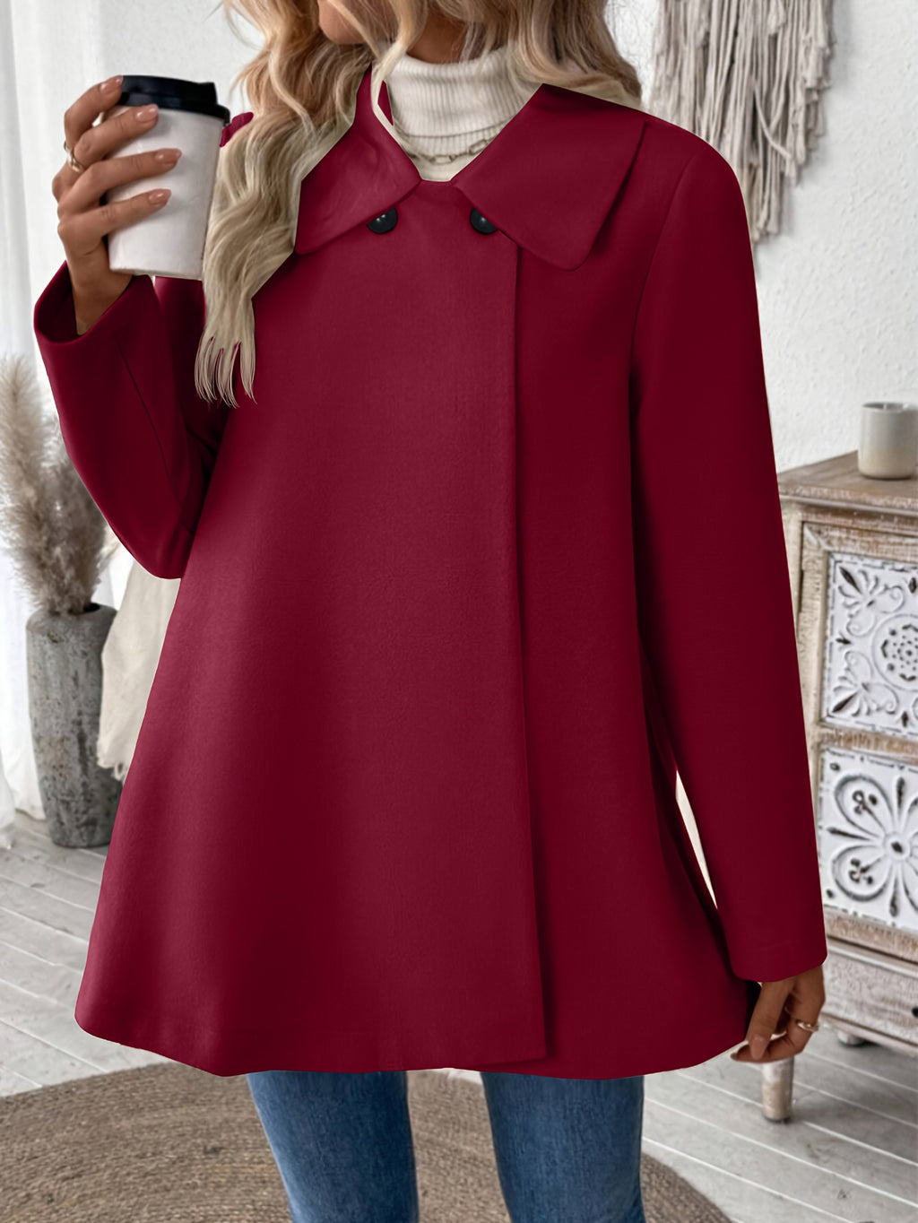 Manteau grande taille, col à revers, boutonnage, manches longues, détail du col