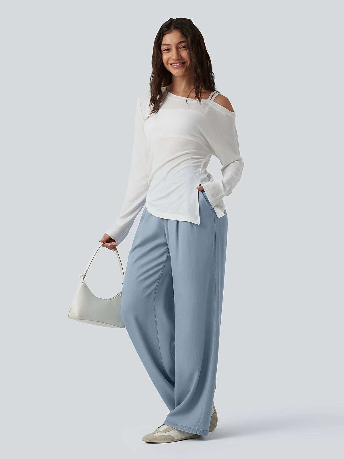 Pantalon grande taille, coupe évasée, délavage doux, tenue franche, vu de dos