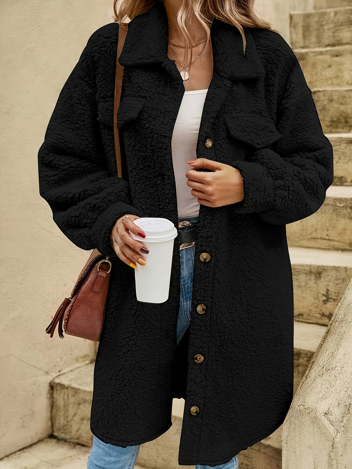 Manteau grande taille en sherpa, toucher doudou, chaleur d'hiver, détail du col