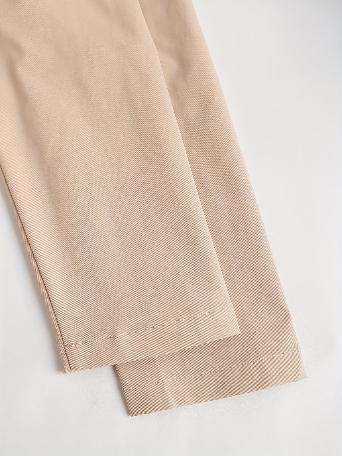 Trench grande taille, col à revers, boutonnage, allure élégante, porté de face