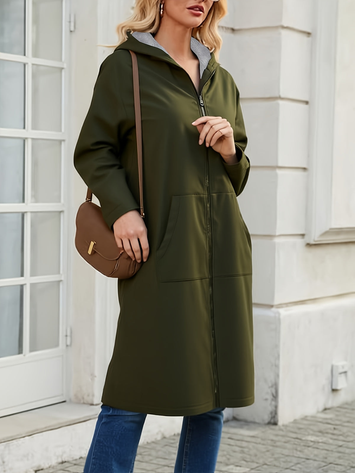 Veste grande taille, capuche, allure élégante, visuel produit