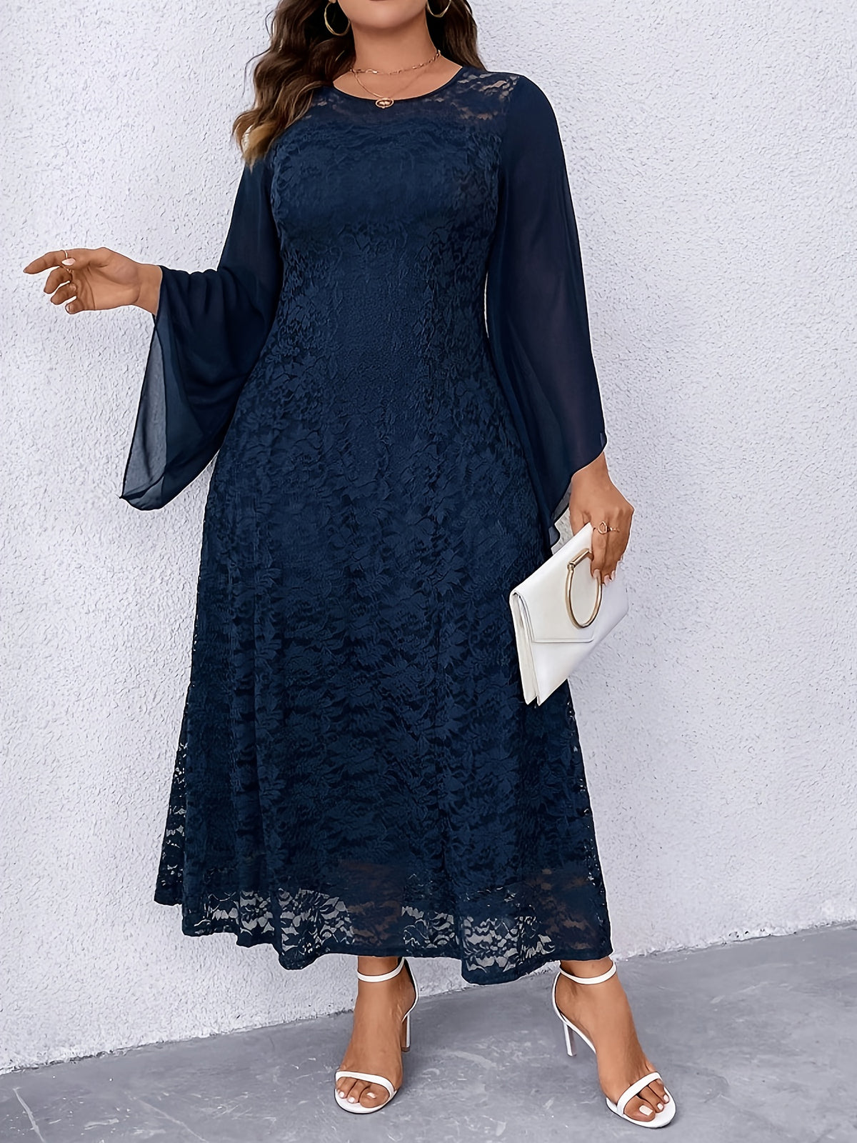 Robe en dentelle grande taille — Mi-longue à manches voile