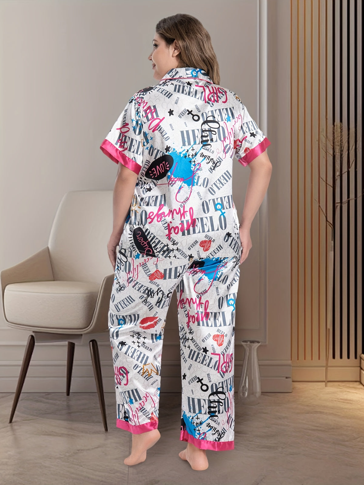 Pyjama grande taille en satin à rayures, manches courtes, tombé fluide, mise en situation