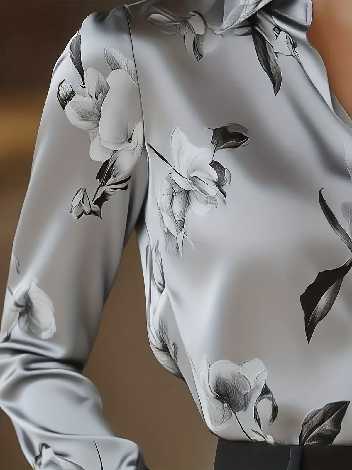 Chemise grande taille en satin à imprimé fleuri, col à revers, tombé fluide, gros plan