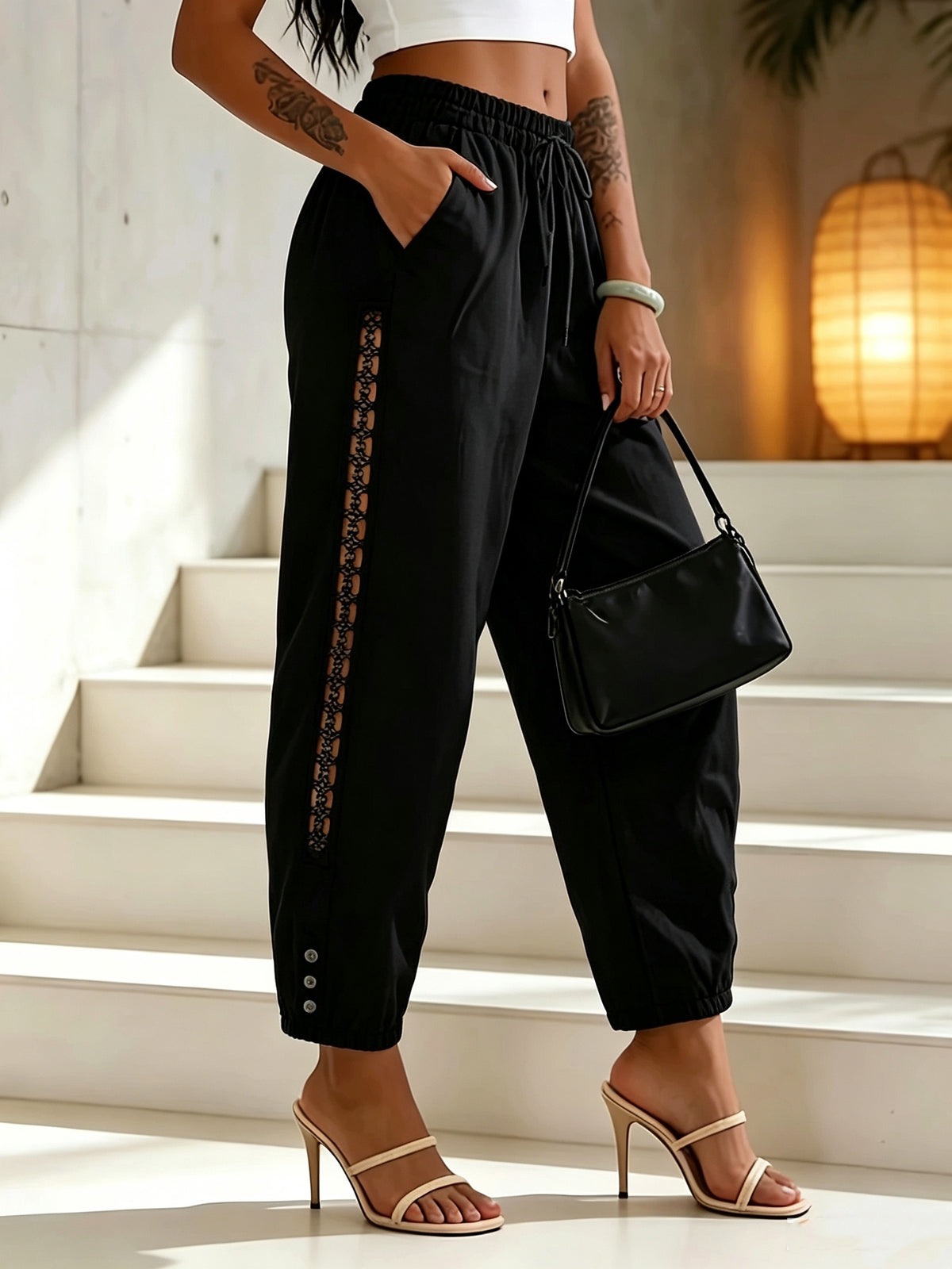 Pantalon grande taille, coupe droite, volants, poches pratiques, vu de dos