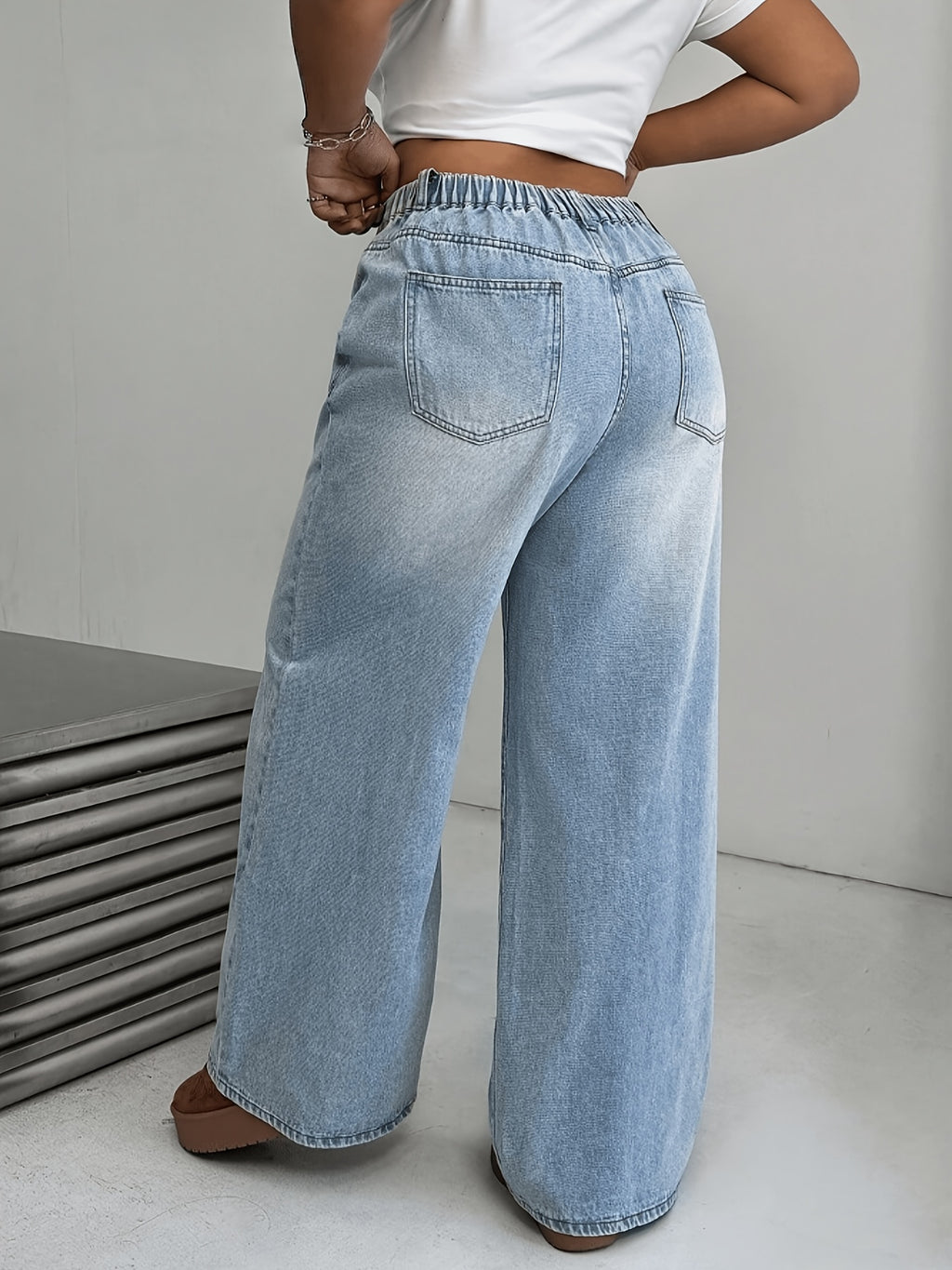 Jean grande taille, coupe oversize, délavage doux, poches pratiques — composition : 70% Coton, 28% Polyester, 2% Élasthanne
