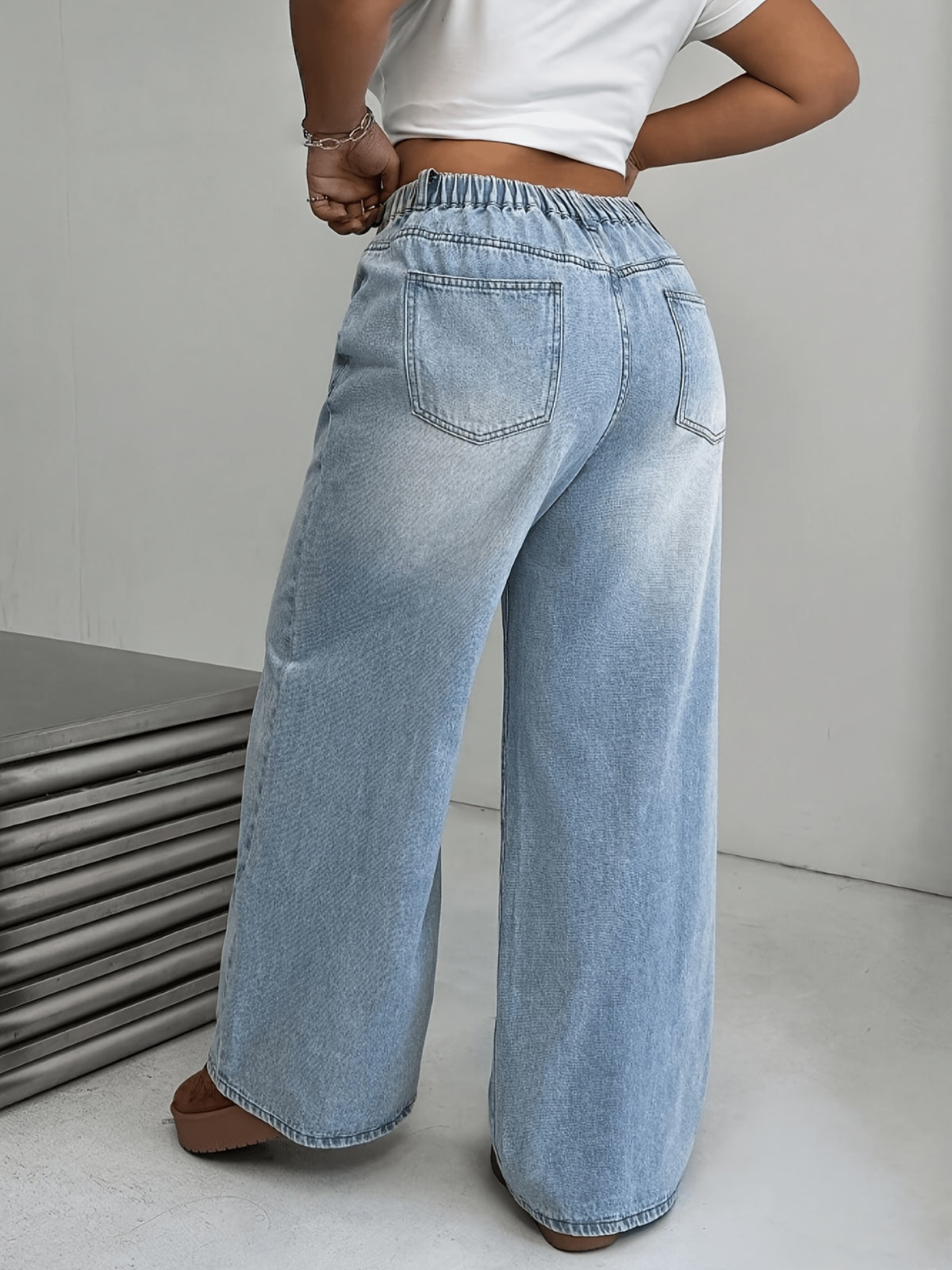 Jean grande taille, coupe oversize, délavage doux, poches pratiques — composition : 70% Coton, 28% Polyester, 2% Élasthanne Image