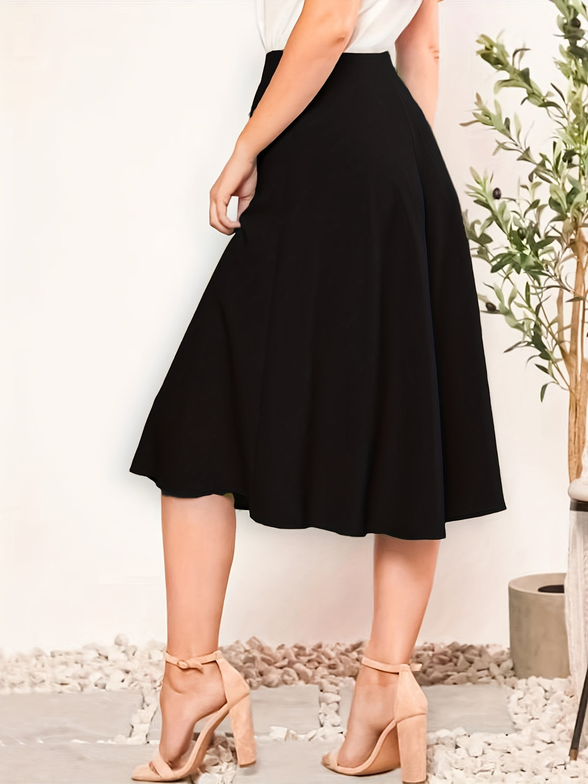 Jupe grande taille, coupe évasée, boutonnage, détail du tissu