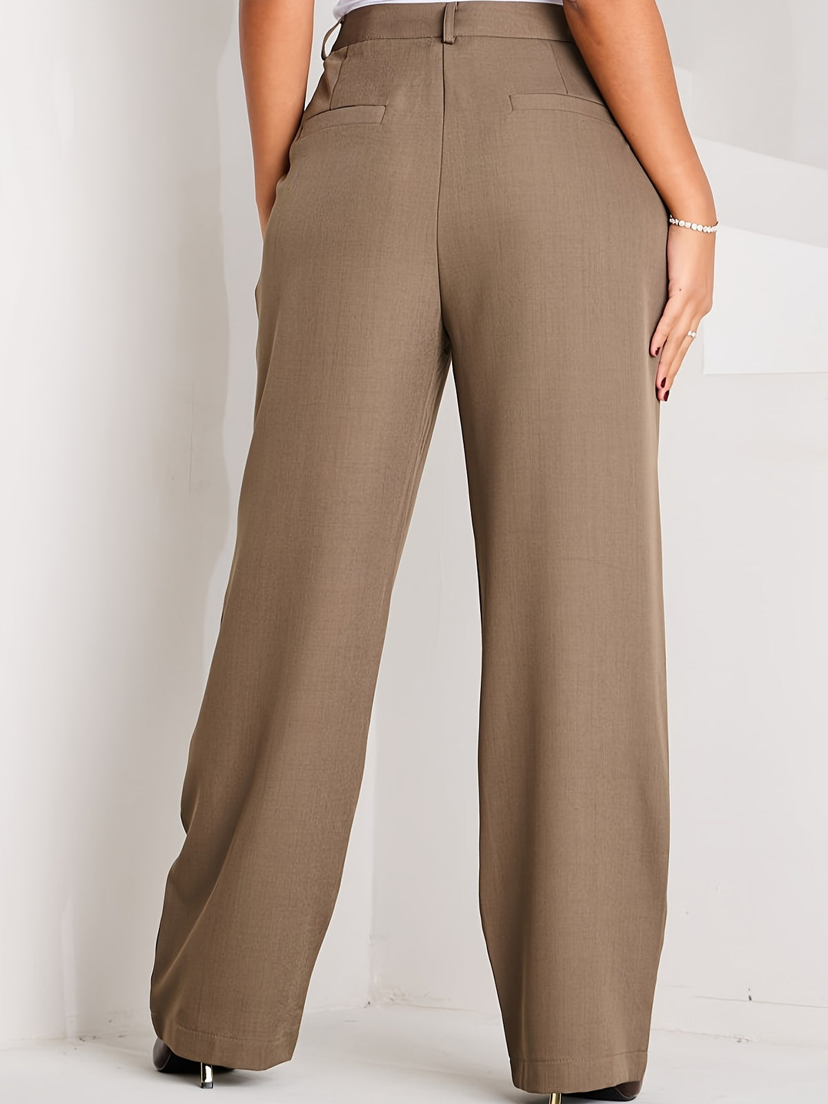 Pantalon grande taille, coupe longue, boutonnage, ligne nette, détail du tissu
