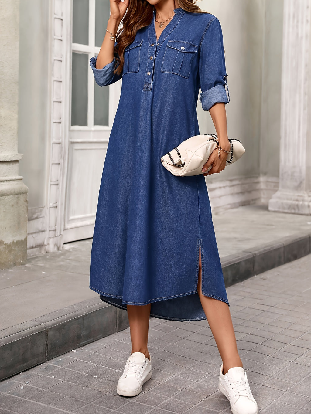 Robe grande taille, coupe ajustée, col V, tenue franche, détail du tissu