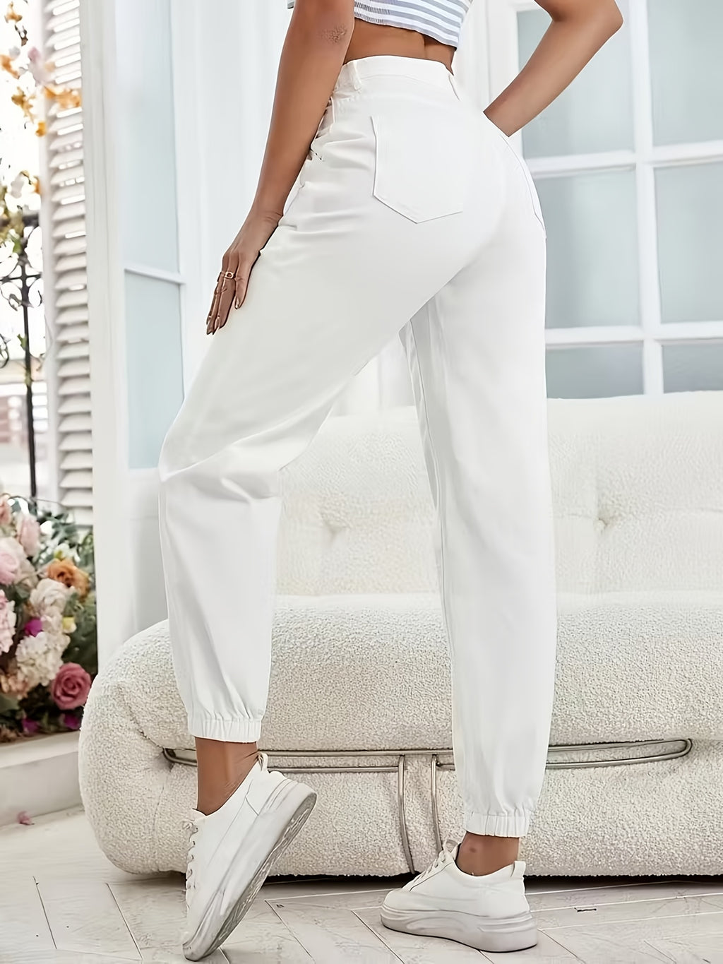 Jean grande taille, coupe droite, délavage doux, tenue franche, vu de dos