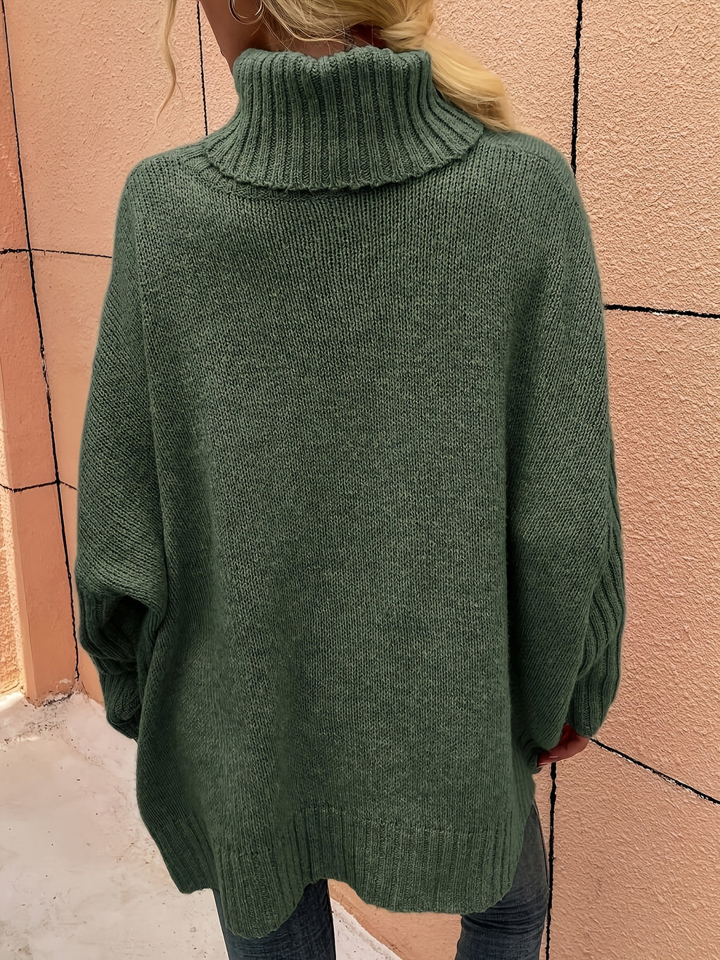 Pull grande taille, coupe oversize, col roulé, maille côtelée, gros plan