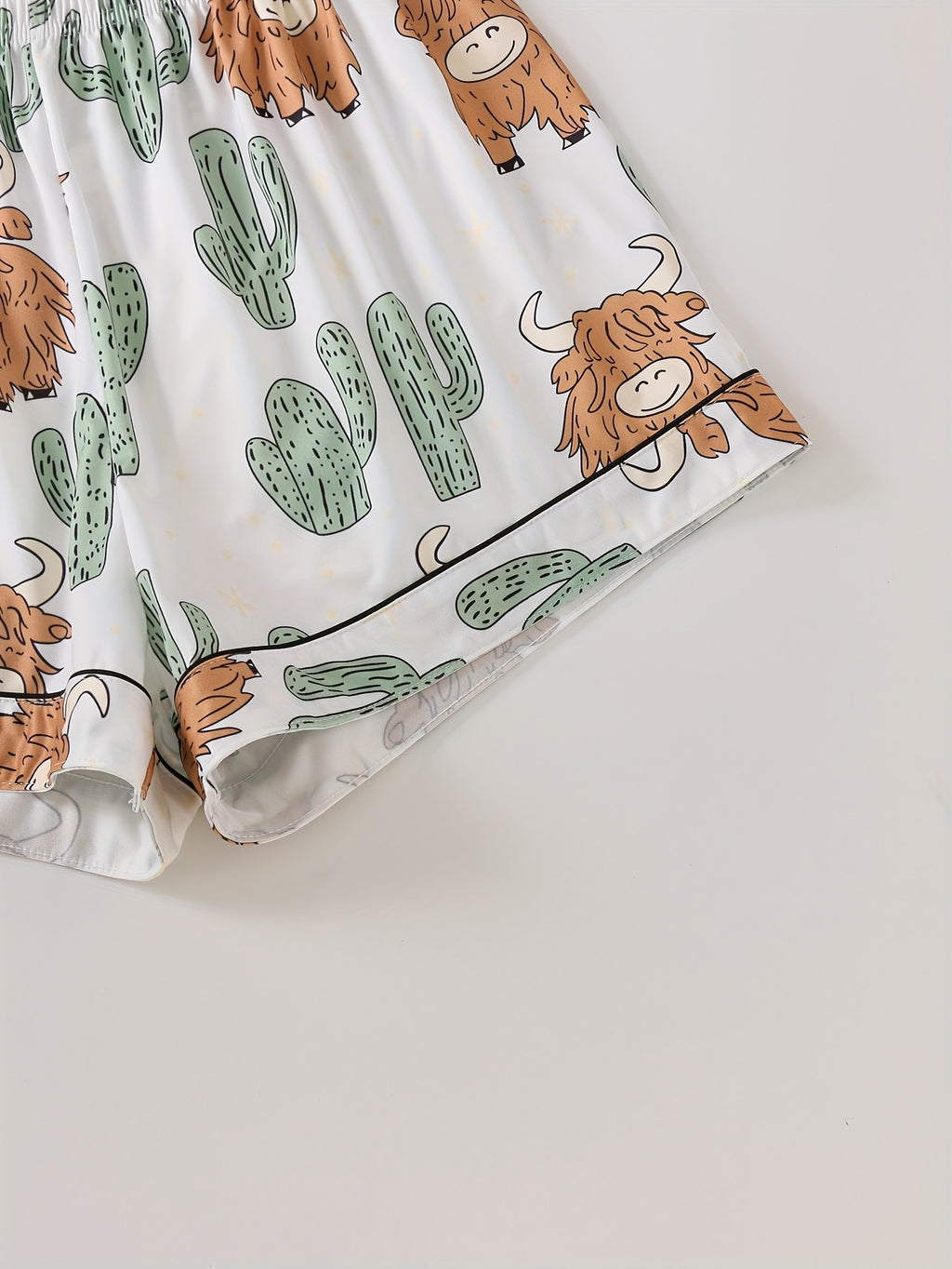 Pyjama grande taille, poches plaquées, manches courtes, détail du tissu