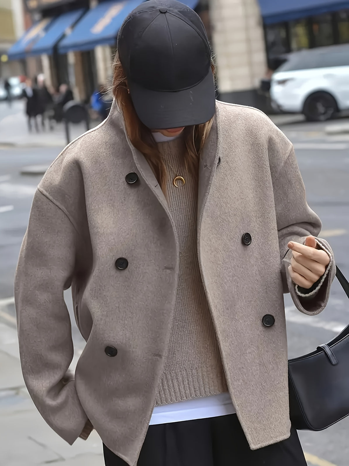 Manteau grande taille en tweed, coupe oversize, tenue structurée, détail du tissu