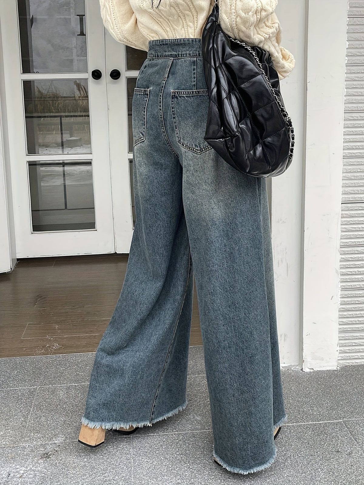 Jean grande taille, coupe évasée, tenue franche, jambe large, vu de dos