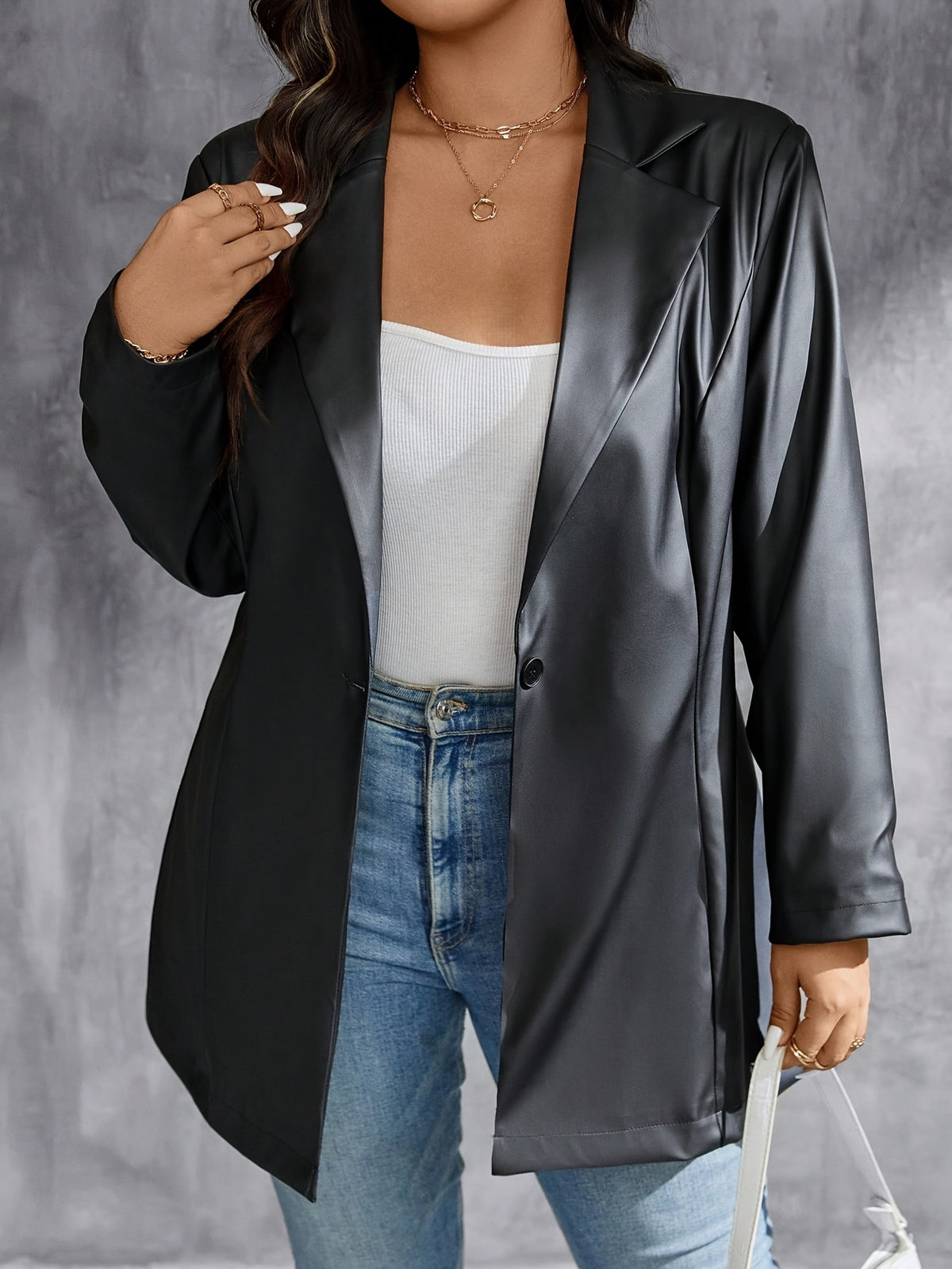 Veste grande taille en cuir synthétique, coupe ajustée, col, détail du col
