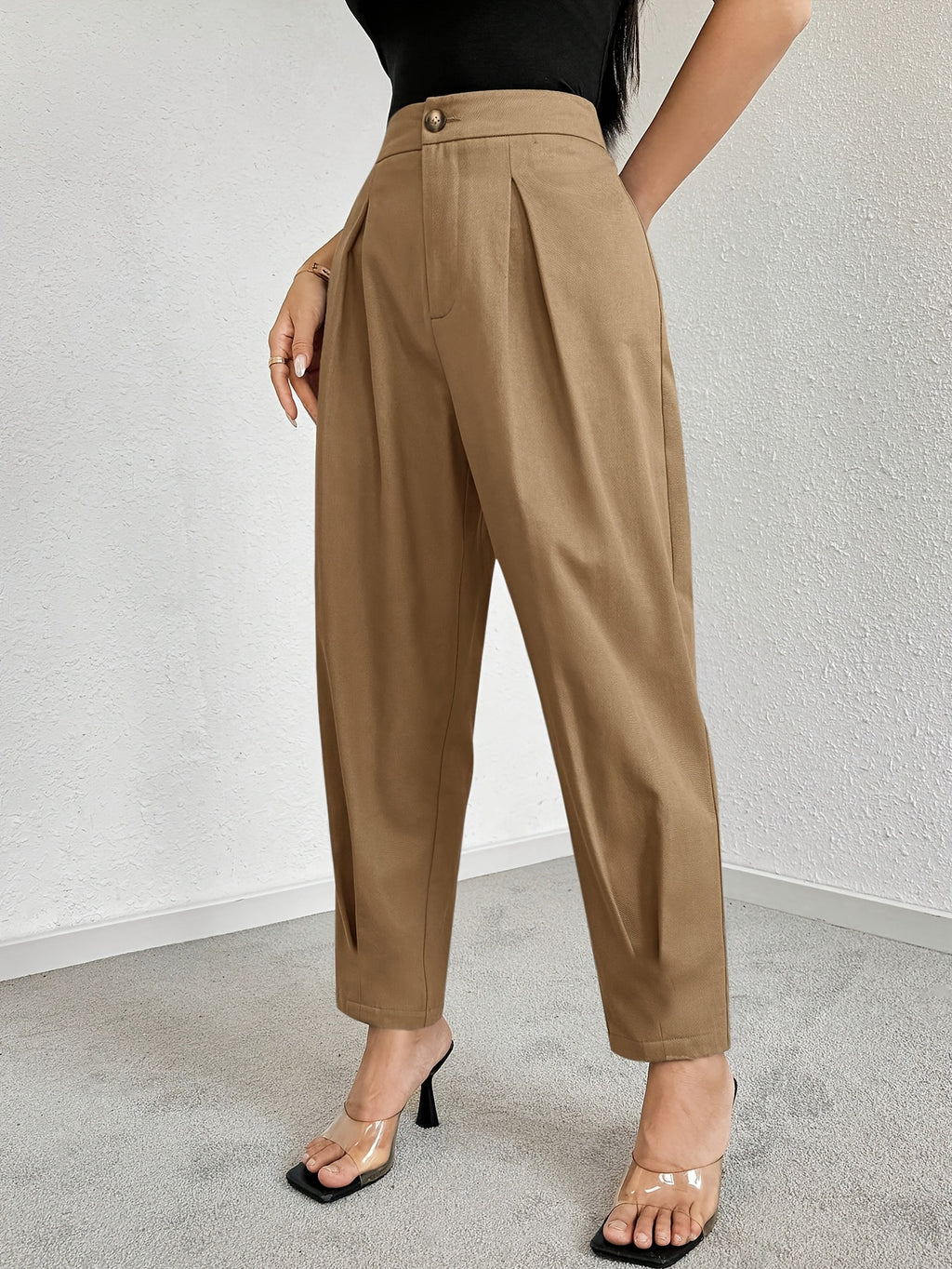 Pantalon carotte grande taille — Plis creux et bouton doré