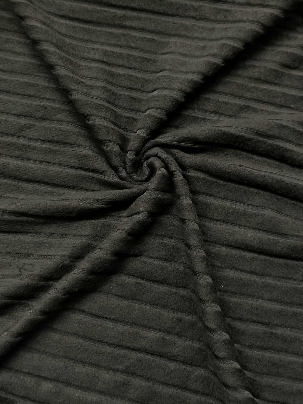 Robe grande taille, coupe longue, détail du col