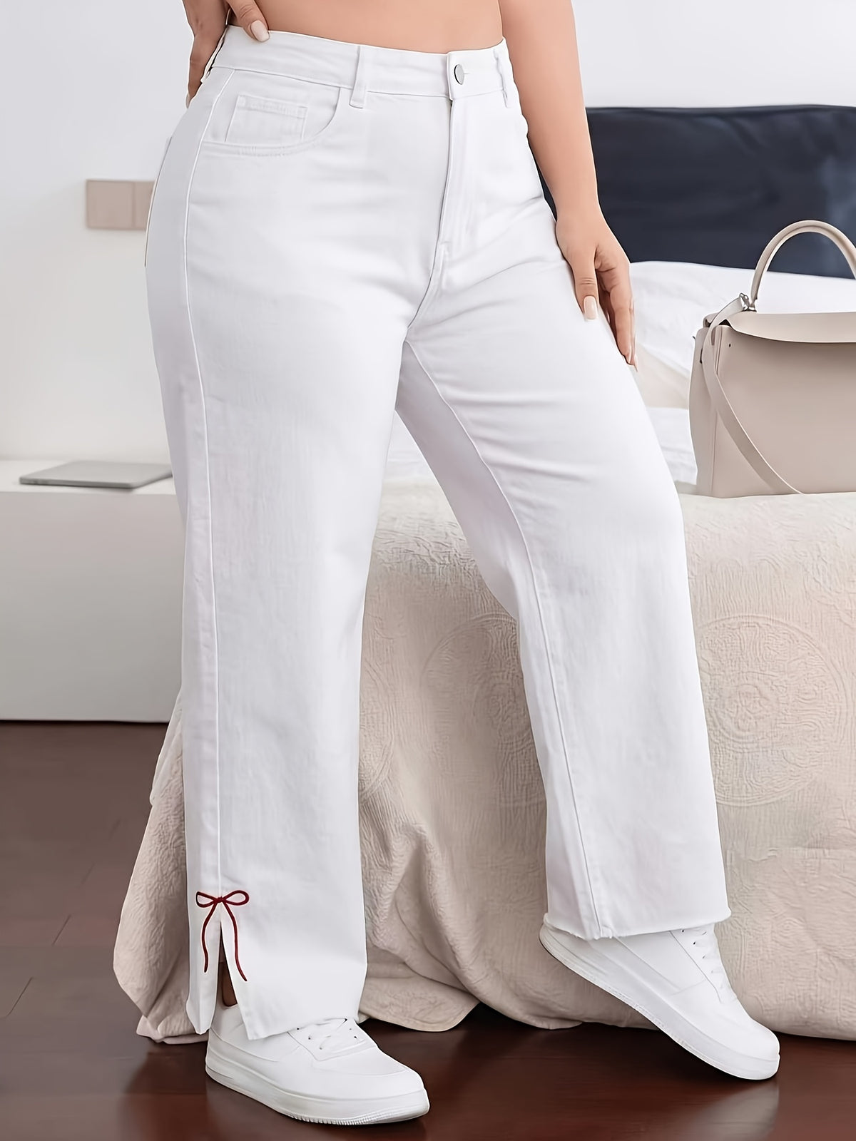 Jean grande taille, coupe ajustée, broderie, fente — composition : 98% Coton, 2% Élasthanne Image