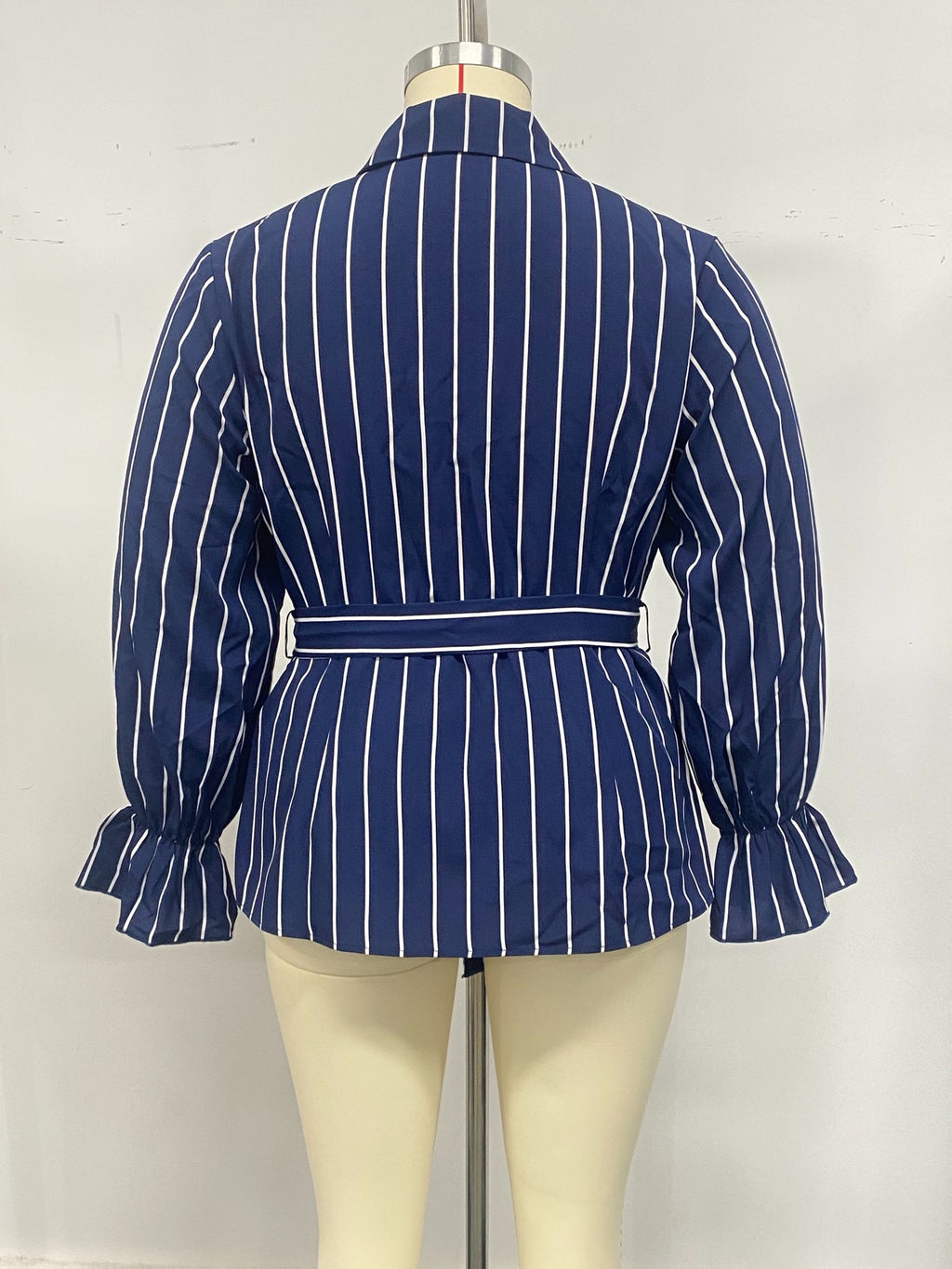 Chemise grande taille en dentelle à rayures, coupe ajustée, effet ajouré, mise en situation