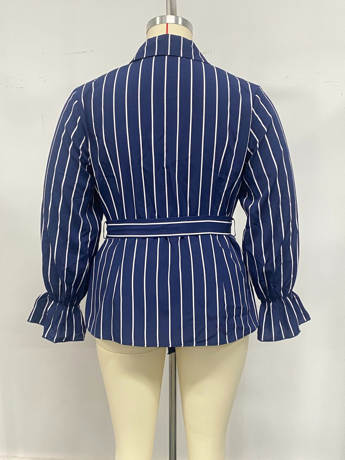 Chemise grande taille en dentelle à rayures, coupe ajustée, effet ajouré, mise en situation