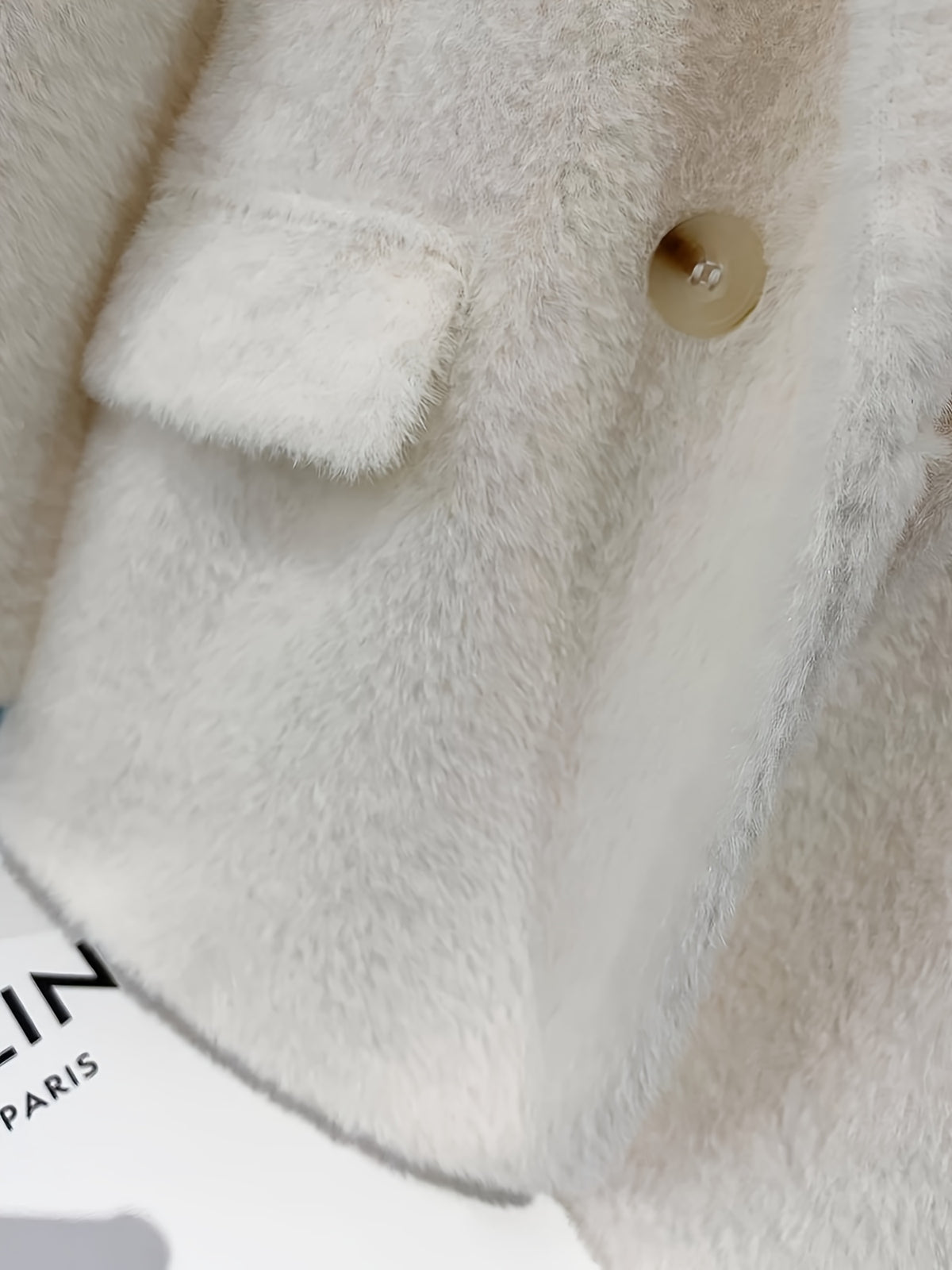 Manteau grande taille, coupe oversize, col à revers, boutonnage, détail du tissu