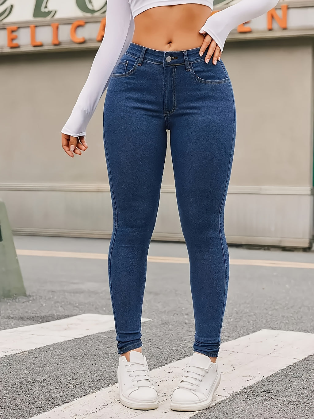 Pantalon grande taille, coupe oversize, fermeture zippée, tombé fluide, vu de dos