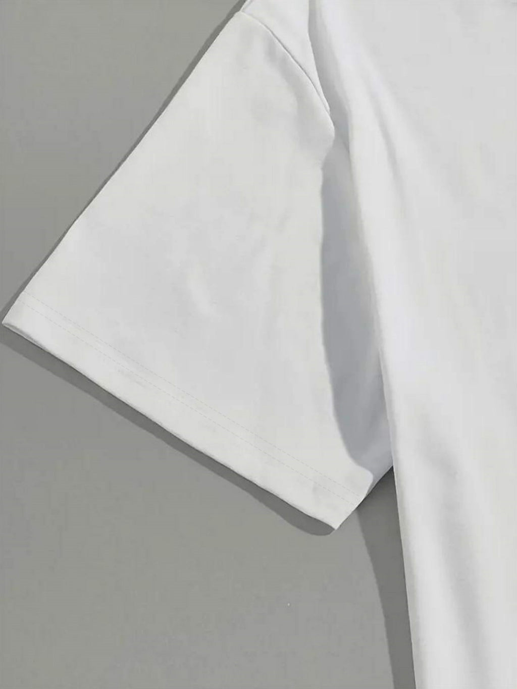 T-shirt grande taille, coupe ample, col rond, manches courtes, vue de profil