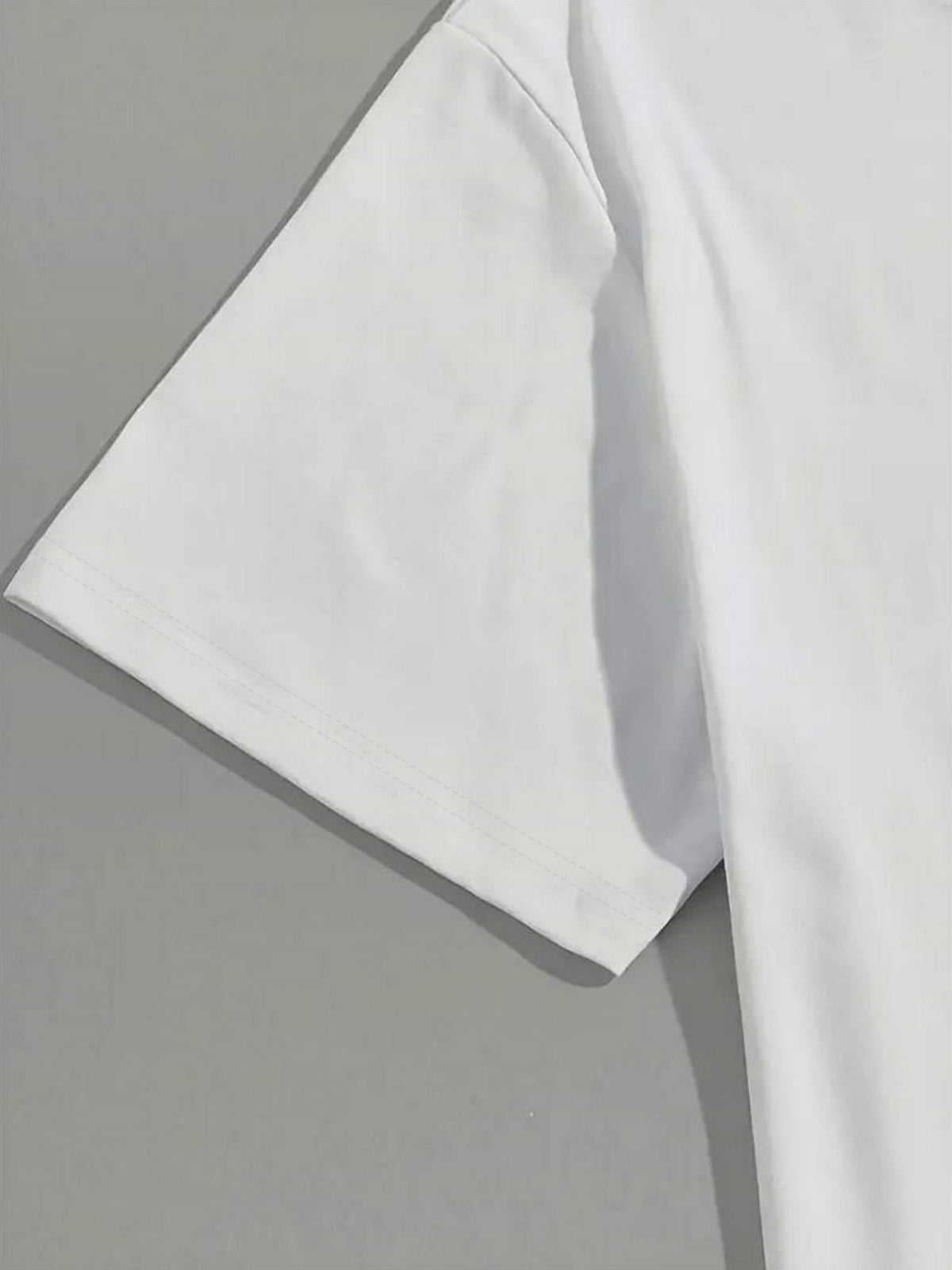 T-shirt grande taille, coupe ample, col rond, manches courtes, vue de profil