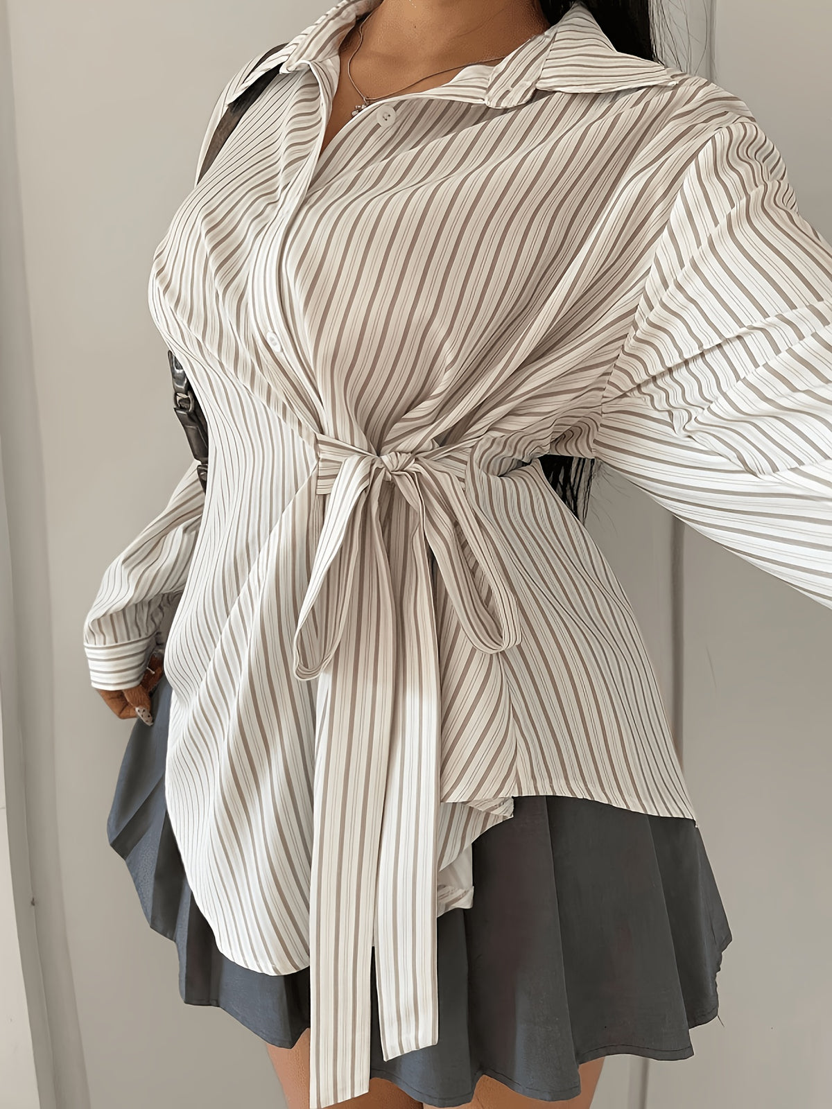 Chemise grande taille à rayures, ligne nette, détail du tissu