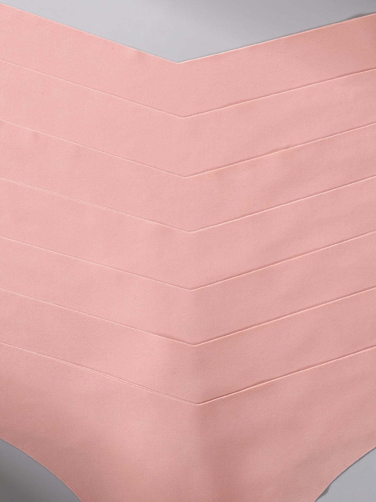 Culotte grande taille, allure élégante, détail du col