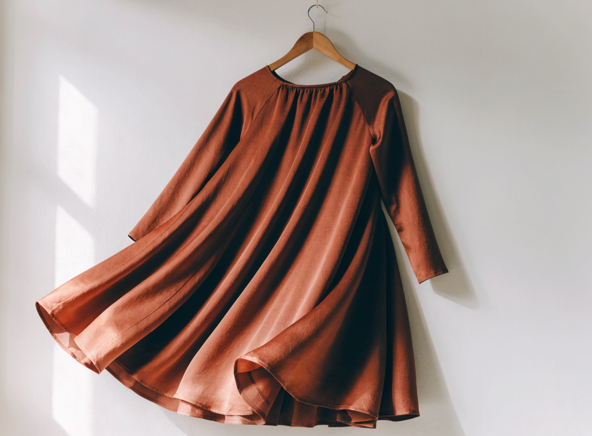 Robe longue terracotta sur cintre, coupe fluide et ample Image