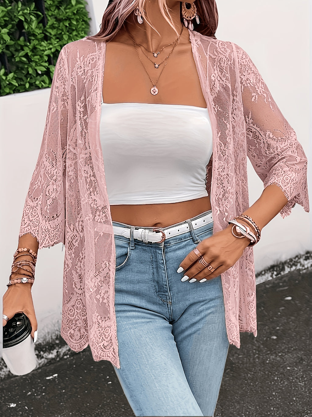 Cardigan grande taille en dentelle, encolure nette, effet ajouré, porté de face