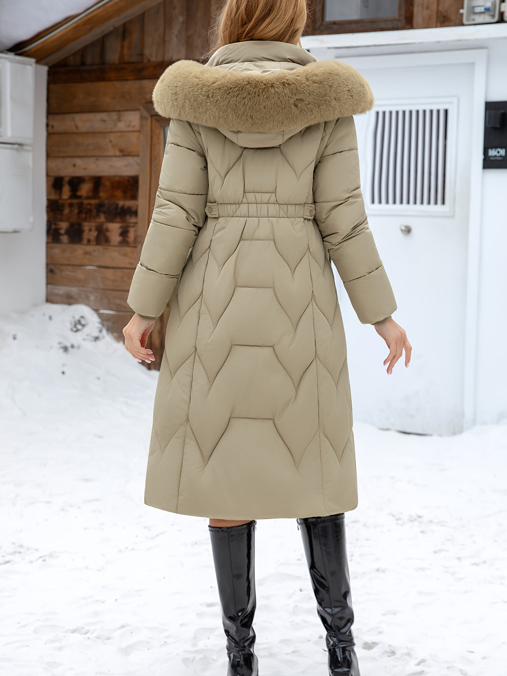 Manteau grande taille, coupe ajustée, capuche, détail du tissu