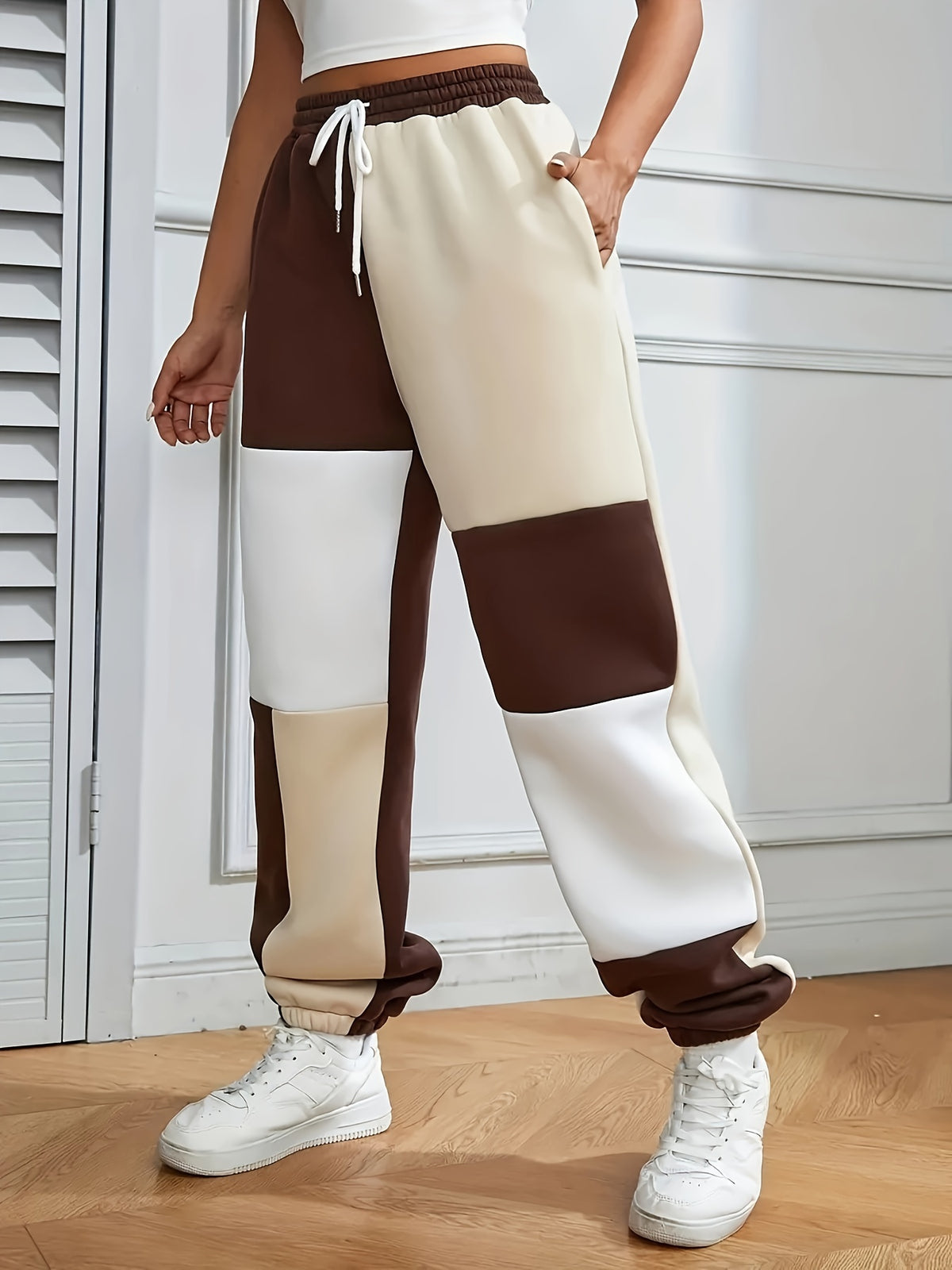 Pantalon grande taille, coupe ample, poches pratiques, chaleur d'hiver, détail du tissu