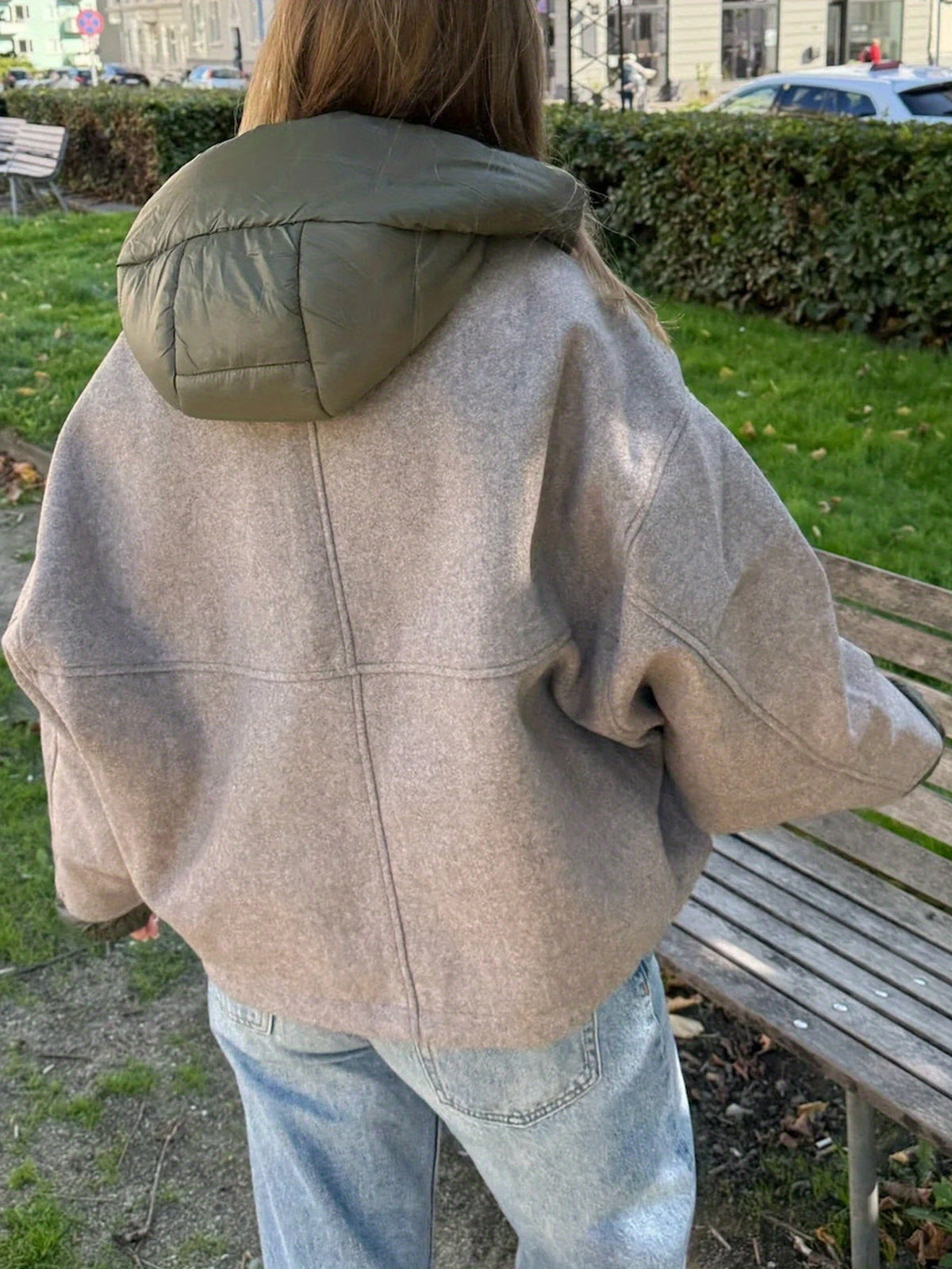 Manteau grande taille, coupe oversize, capuche, matelassé, détail du tissu