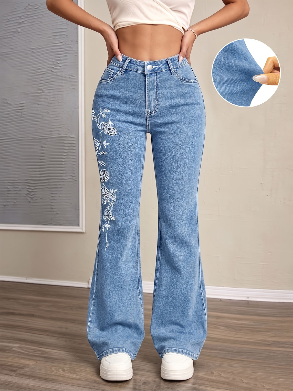 Jean grande taille à broderies, coupe oversize, tombé fluide — composition : 59.8% Viscose, 38.4% Polyester, 1.8% Élasthanne