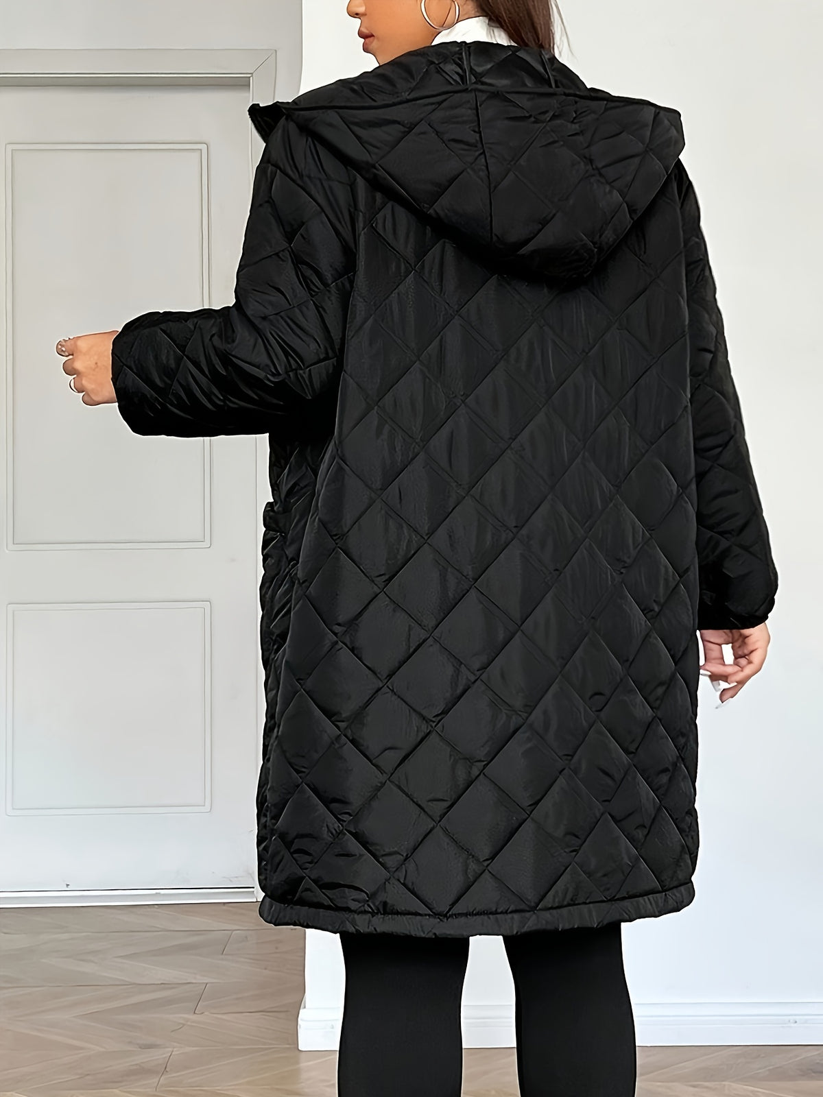 Manteau grande taille, coupe oversize, longueur midi, capuche, mise en situation