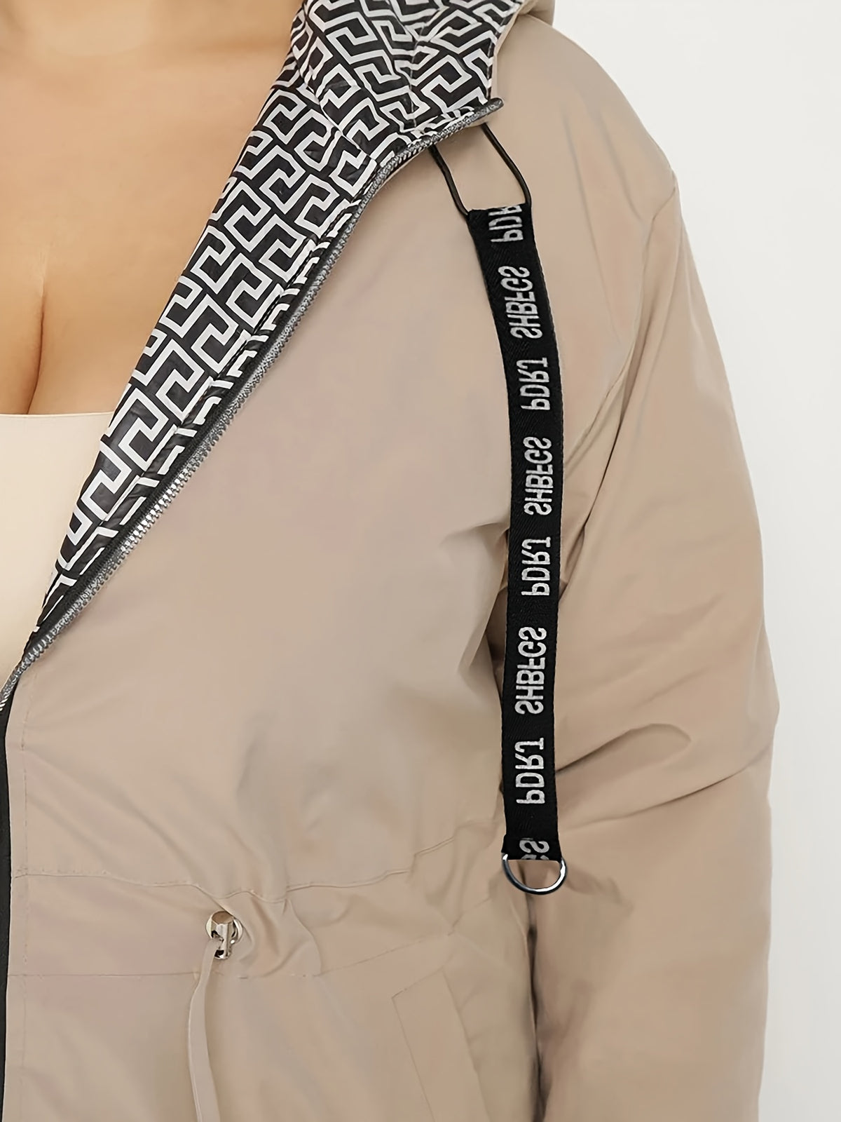 Manteau grande taille, capuche, esprit trench, tissu opaque
