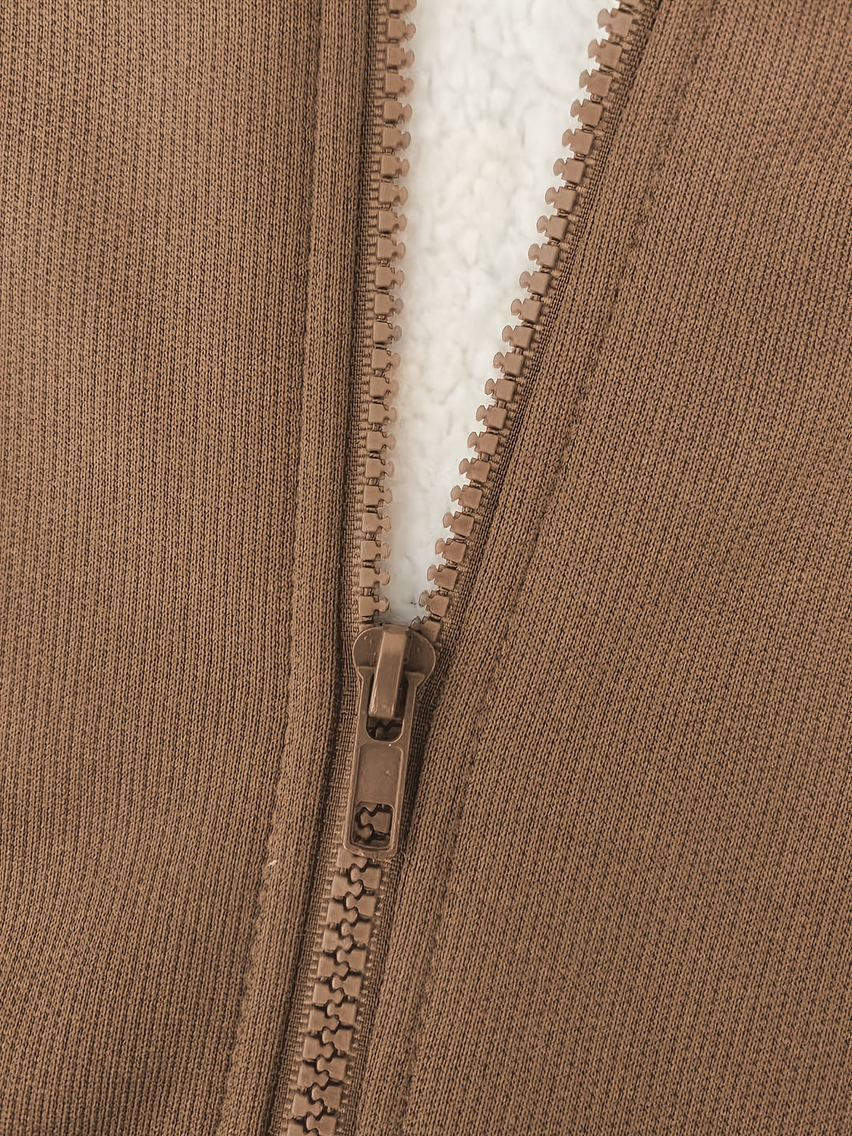 Veste grande taille, fermeture zippée, capuche, chaleur d'hiver, vu de dos