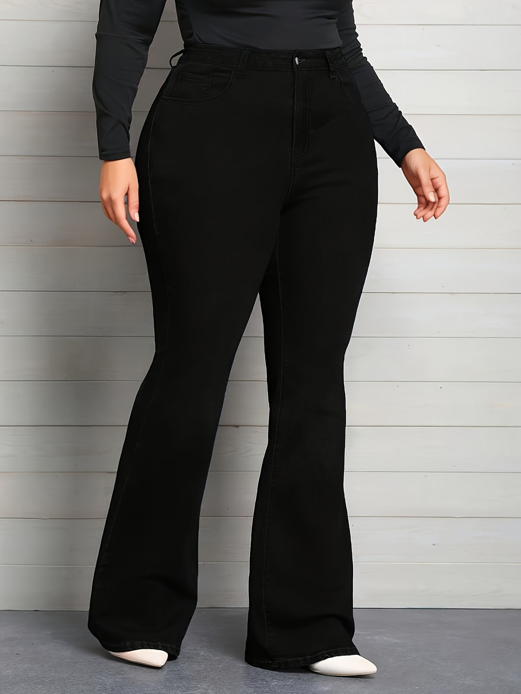 Jean grande taille, coupe évasée, poches plaquées, tenue franche, tissu opaque