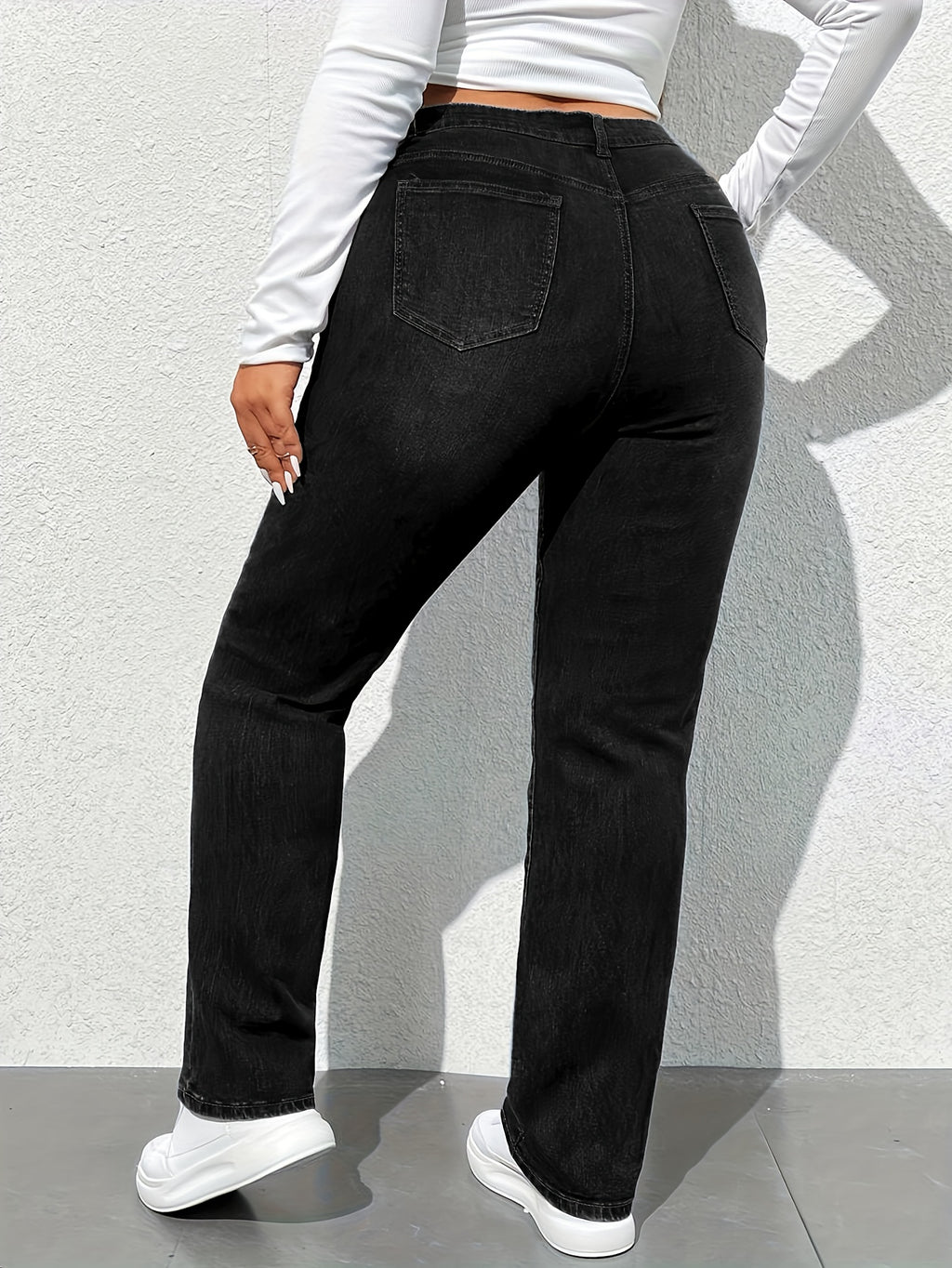 Jean grande taille, coupe oversize, boutonnage, tenue franche, vu de dos