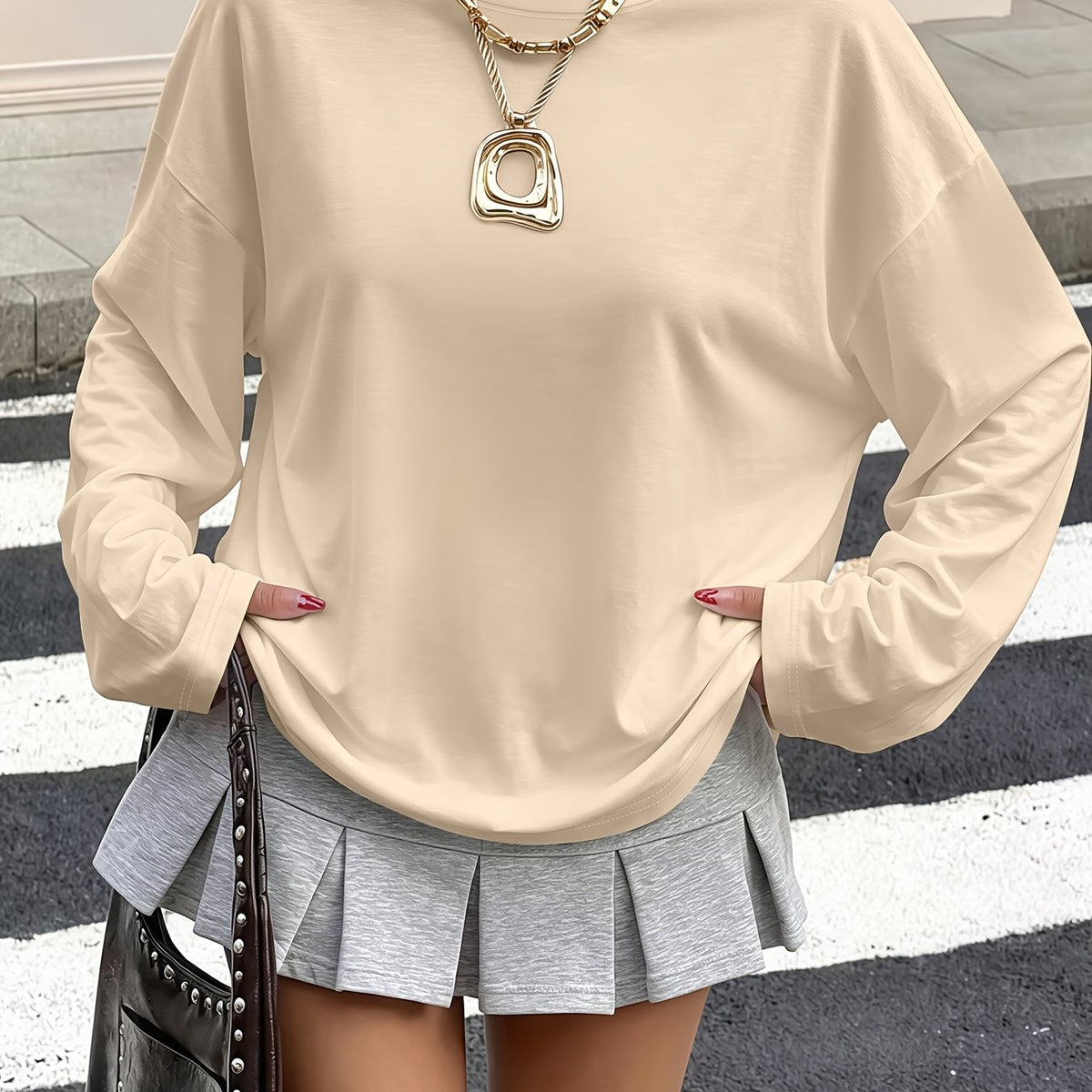 Top grande taille, coupe ample, manches longues, porté de face
