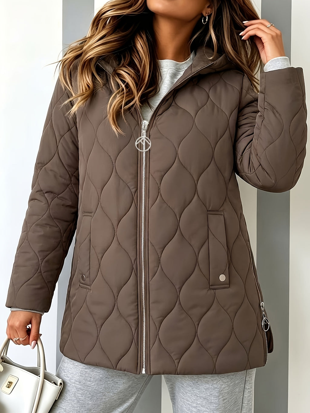Manteau grande taille, coupe ample, capuche, détail du col