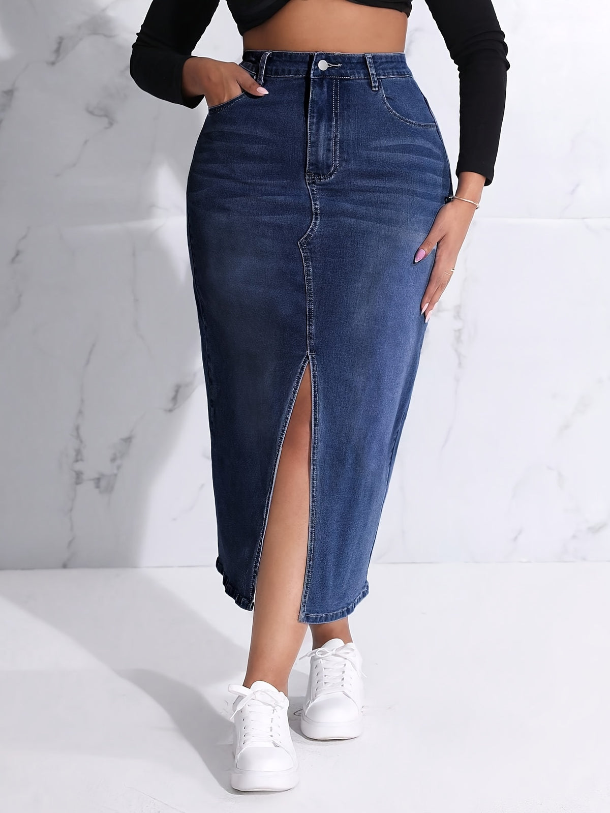Jupe grande taille, coupe oversize, fermeture zippée, tenue franche — composition : 73% Coton, 14% Viscose, 11% Polyester, 2% Élasthanne
