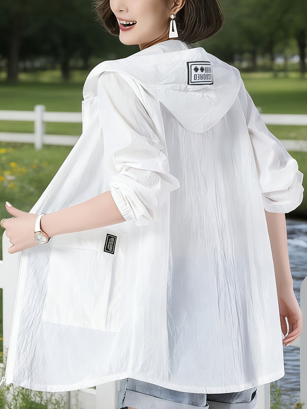Veste grande taille, fermeture zippée, capuche, tissu léger, mise en situation